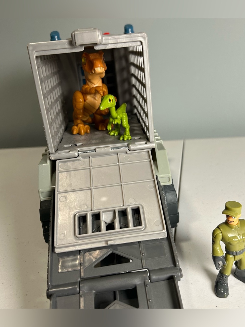 Imaginext 2017 Jurassic World Dino Hauler Truck & Action Figures Play Set - Picture 2 of 14